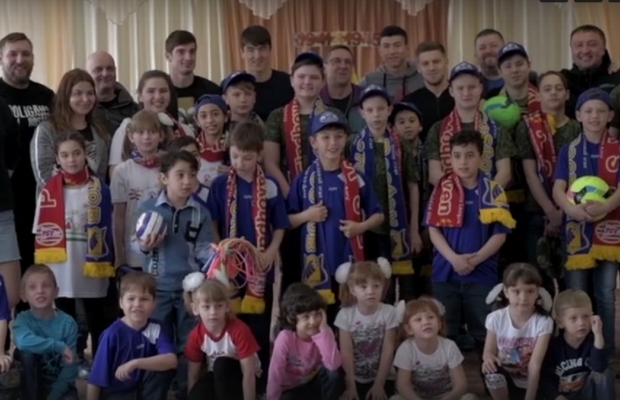 Футболисты "Ростова" посетили приют для детей в Таганроге [ВИДЕО]